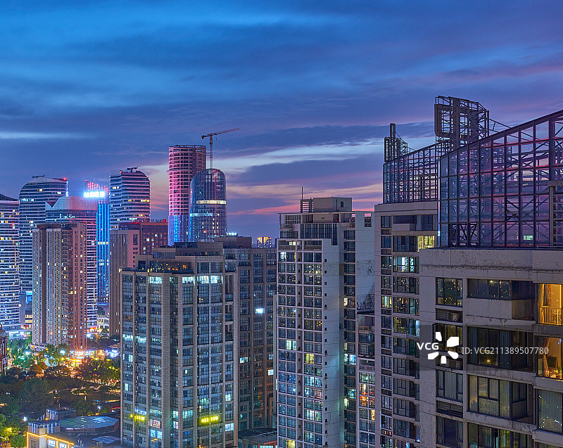 晚霞时分城市的一角图片素材