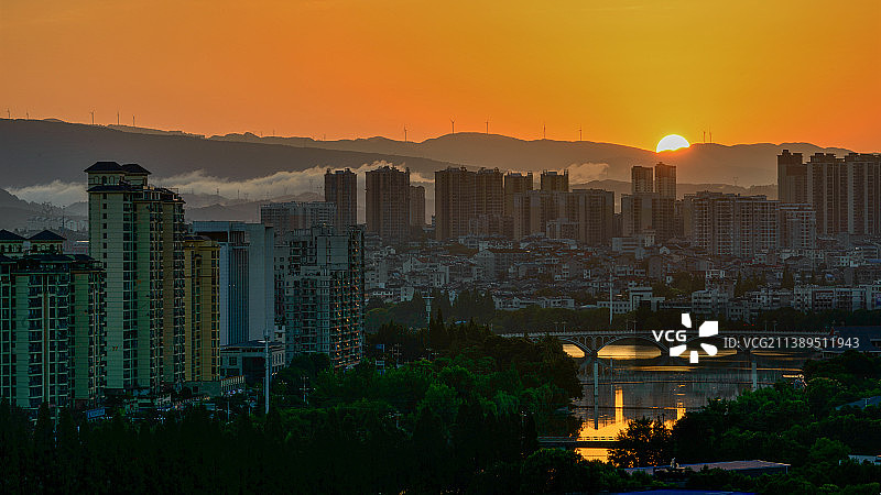 晶莹小城迎日出图片素材