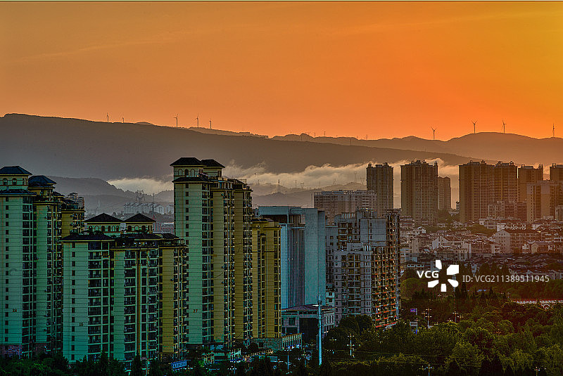 晶莹小城迎日出图片素材