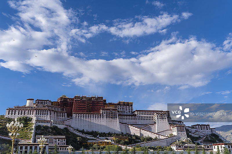 戴天使圈的布达拉宫图片素材