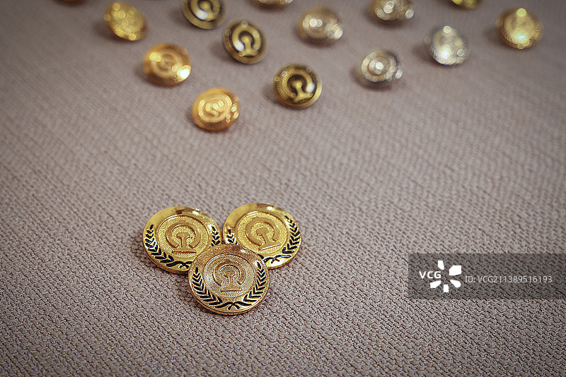 重庆火车站：铁路制服上的铁路标志纽扣图片素材