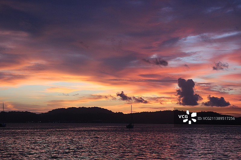 马来西亚橘色天空下的海景图片素材