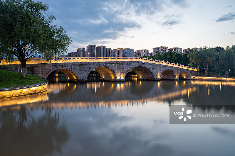 夕阳下的拱桥夜景，明湖公园，平湖市图片素材
