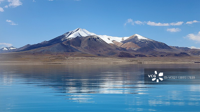 雪山下的龙木错图片素材