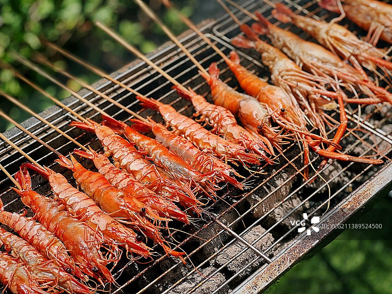 烧烤架上虾的高角度视图图片素材
