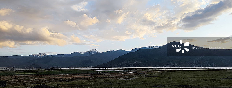 香格里拉石卡雪山下纳帕海的夕阳图片素材