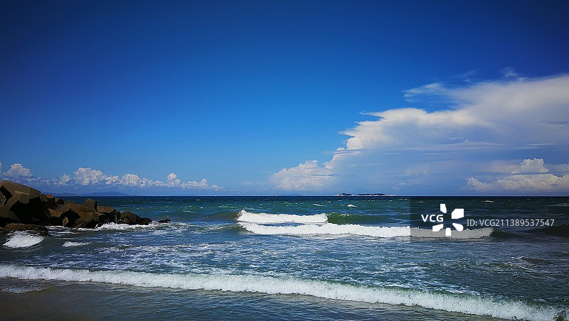 蓝天映衬下的海滩景色图片素材