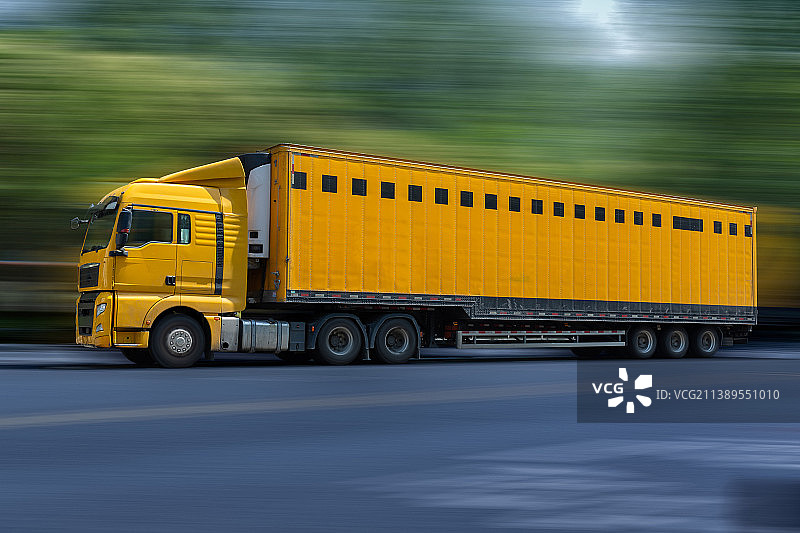 高速路面上行驶中的快递大货车图片素材