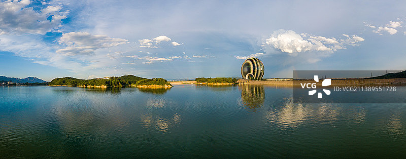 雷暴云下的凯宾斯基酒店彩虹跟儿图片素材