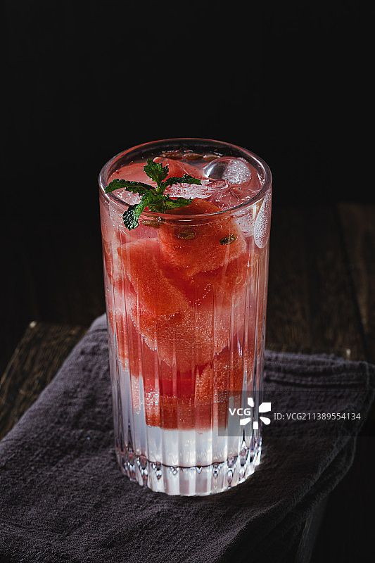 夏季冰饮-木桌子上的西瓜冰饮图片素材