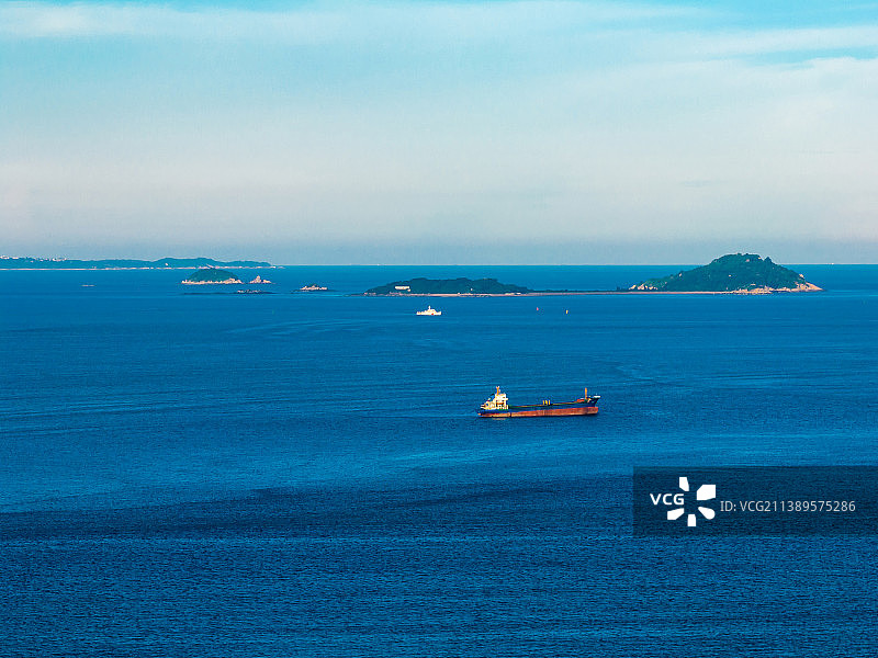 福建厦门湾航行的轮船图片素材