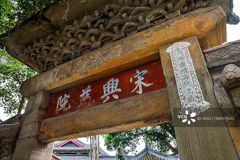 内江古迹：圣水寺内明代门阙石牌坊图片素材