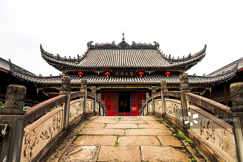 内江古迹：圣水寺内明代石桥与大雄宝殿图片素材