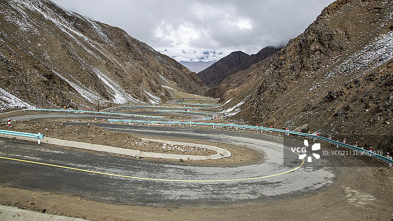 帕米尔高原上的盘龙古道龙回头图片素材