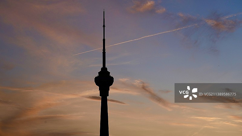 夕阳下的中央电视塔图片素材