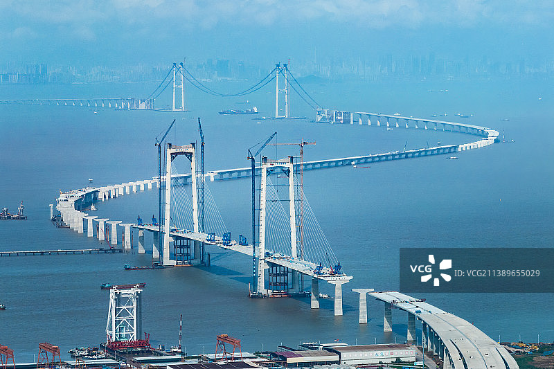 修建中的深中通道与中山大桥图片素材