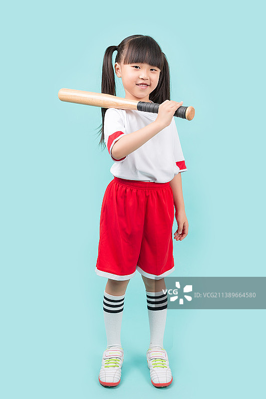 身穿运动服手拿球棒的小学生女孩图片素材