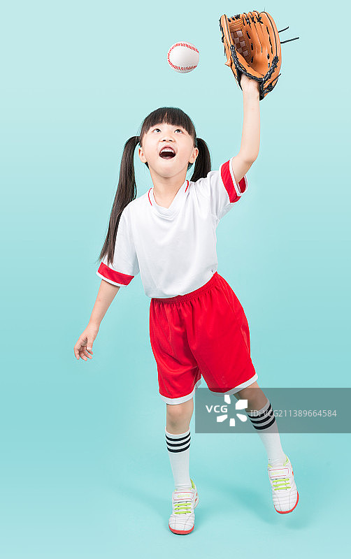 身穿运动服戴手套拿棒球的小学生女孩图片素材