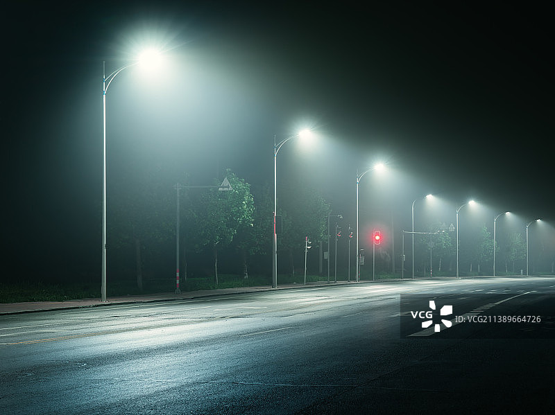 夜晚迷雾中的公路图片素材