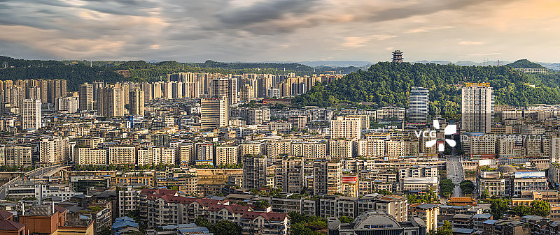 红霞照巴城图片素材
