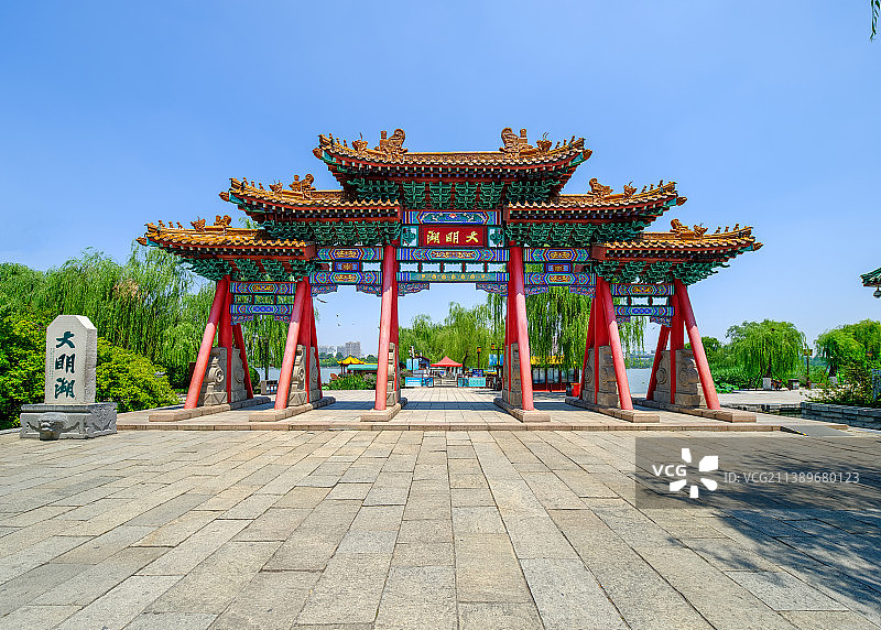 中国山东济南大明湖公园南门，大明湖牌坊图片素材