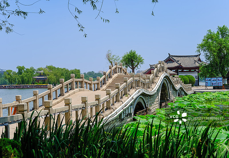 中国山东济南大明湖玉带桥图片素材