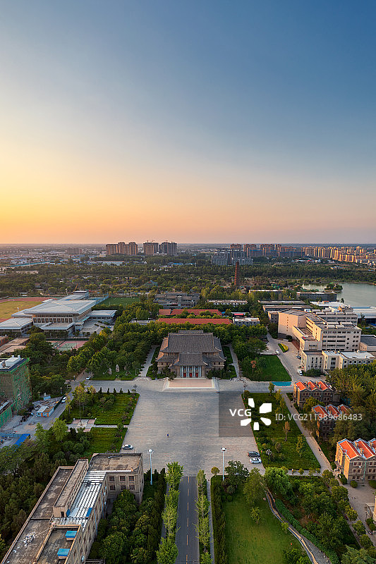 河南省开封市河南大学明伦校区与城市天际线夏季黄昏时分户外风光航拍视角图片素材
