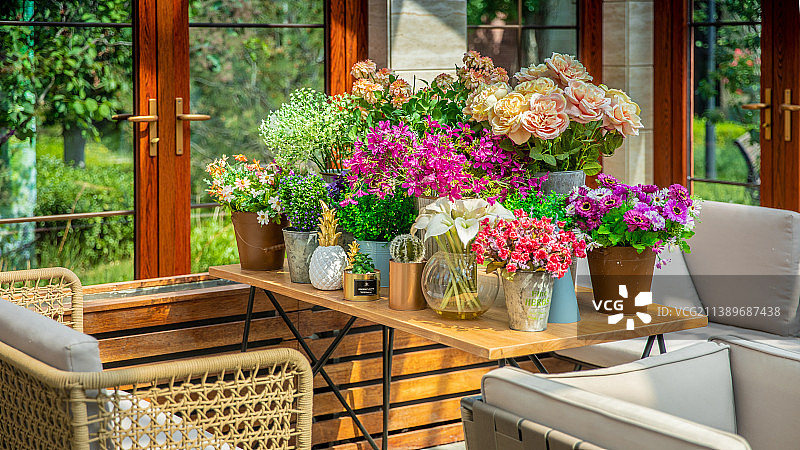 桌子上美丽的鲜花图片素材