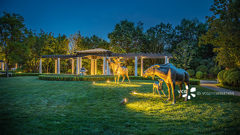 草坪上的动物形象雕塑图片素材