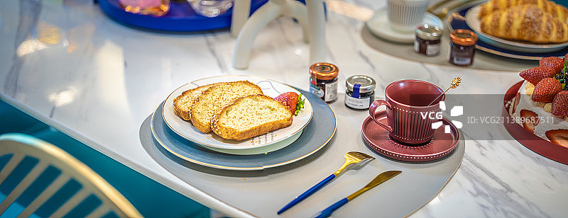 桌子上的美食图片素材