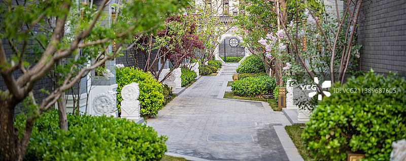 中式别墅建筑门口街道图片素材