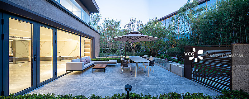 别墅庭院休闲桌椅图片素材