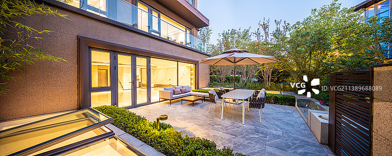 别墅庭院休闲桌椅图片素材