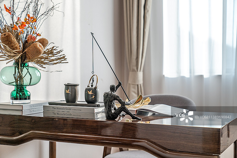 书桌上的摆件装饰物图片素材