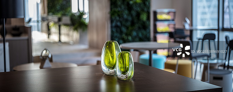 桌面上的玻璃瓶图片素材