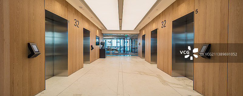 现代化办公大楼电梯间图片素材