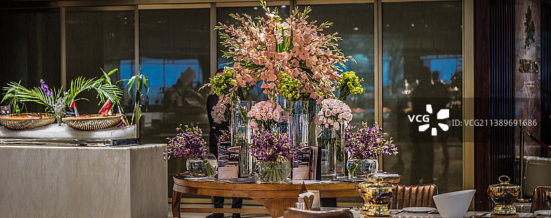 桌子上的花瓶图片素材