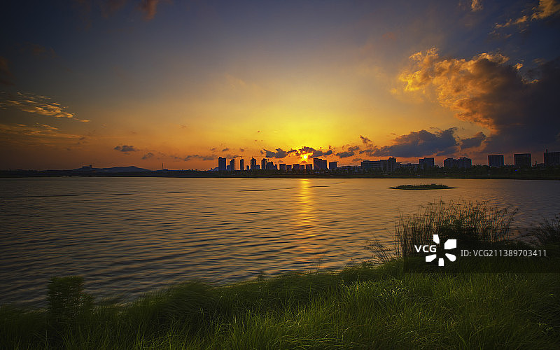 日落时分的九龙湖光影+南京图片素材