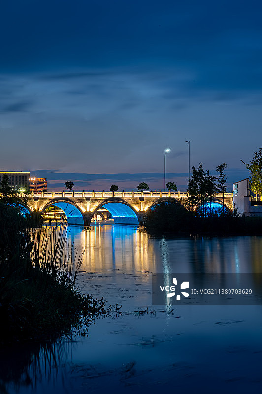夜空映衬下的河桥天际线景色，明湖公园，平湖市图片素材