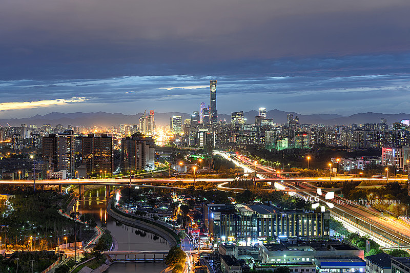 北京国贸CBD核心区建筑群与四惠桥夜景城市天际线图片素材