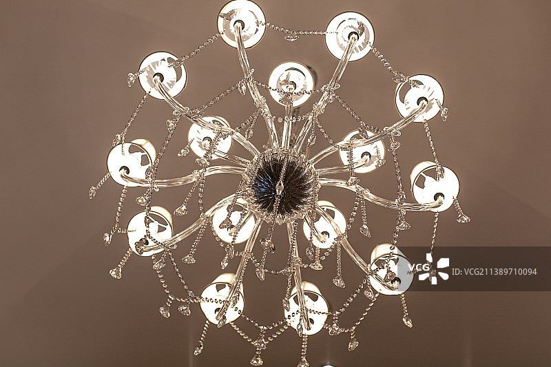仰视室内天顶的豪华吊灯图片素材