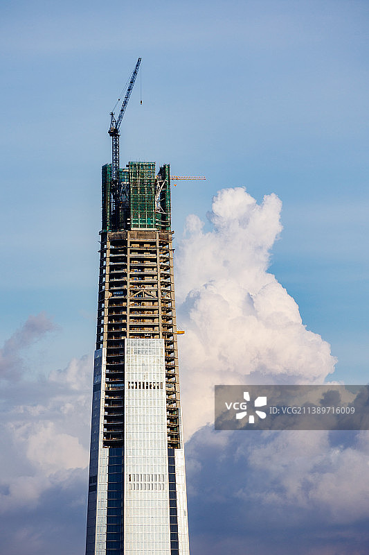 清晨阳光下建设中的摩天大楼图片素材