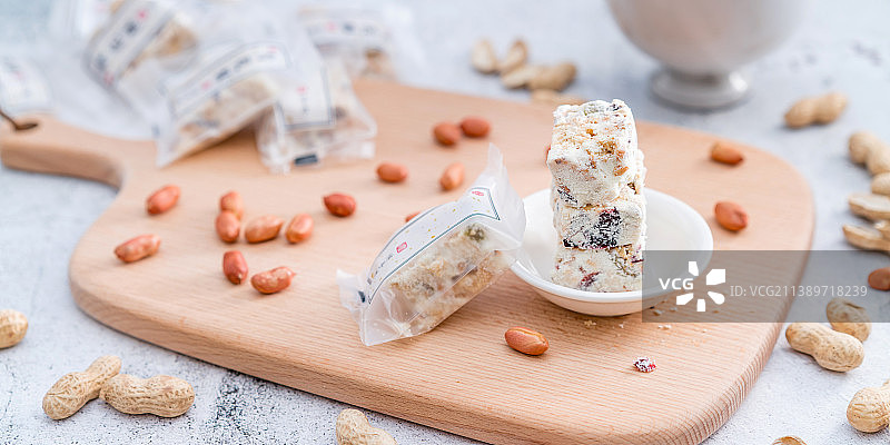 放在砧板上的中国台湾美食花生酥糖——雪花酥图片素材