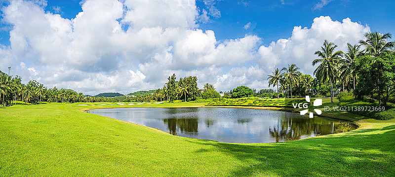 中国海南岛琼海市博鳌亚洲论坛国际会议中心-高尔夫球会 蓝天白云下的草地图片素材