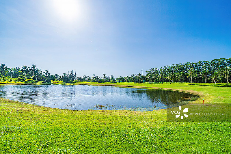中国海南岛琼海市博鳌亚洲论坛国际会议中心-高尔夫球会 蓝天白云下的草地图片素材
