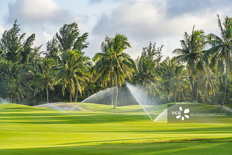 中国海南岛琼海市博鳌亚洲论坛国际会议中心-高尔夫球会 自动喷水养护草地图片素材