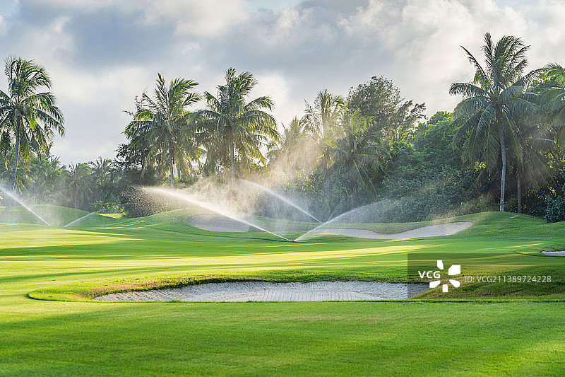 中国海南岛琼海市博鳌亚洲论坛国际会议中心-高尔夫球会 自动喷水养护草地图片素材