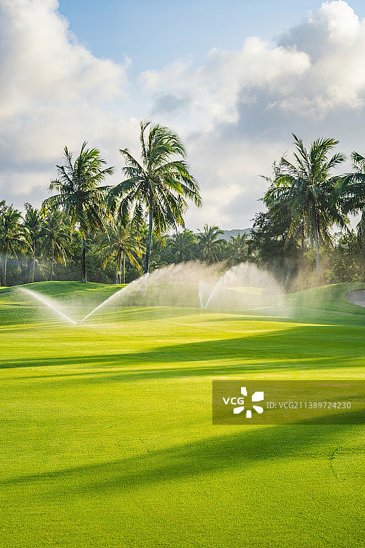 中国海南岛琼海市博鳌亚洲论坛国际会议中心-高尔夫球会 自动喷水养护草地图片素材