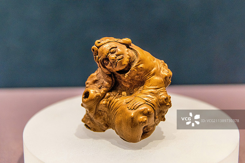 中国江苏南京博物院馆藏清代木根雕伏虎罗汉图片素材