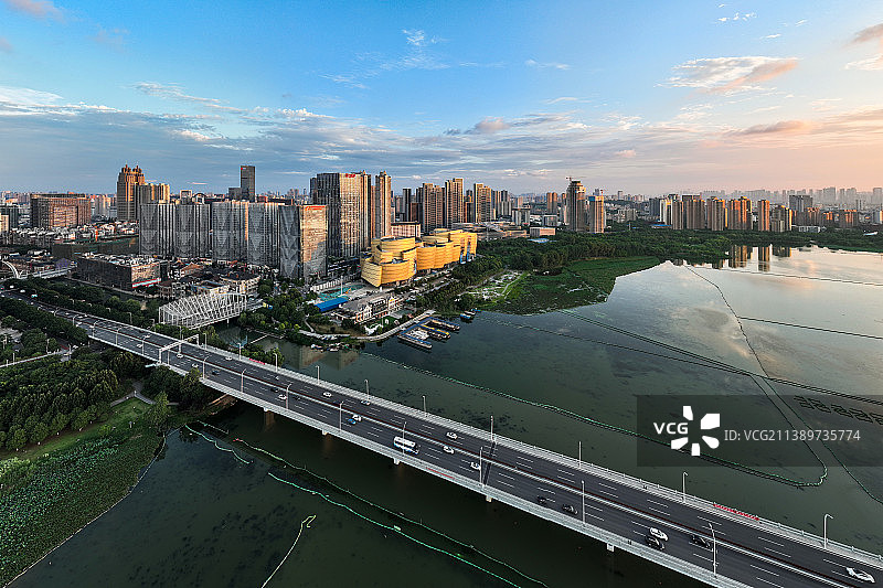 湖北省武汉市沙湖公园沙湖大桥与武汉汉街万达晚霞全景图片素材